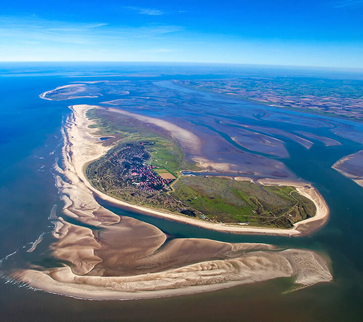 Fähre und Strand auf der Insel